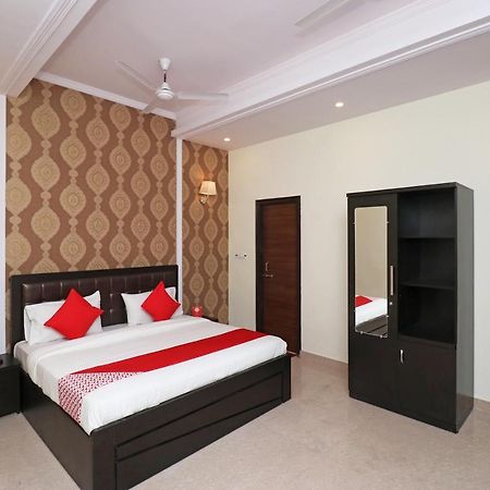 Capital O Hotel Royal Inn Near Gomti Riverfront Park Lucknow Eksteriør bilde