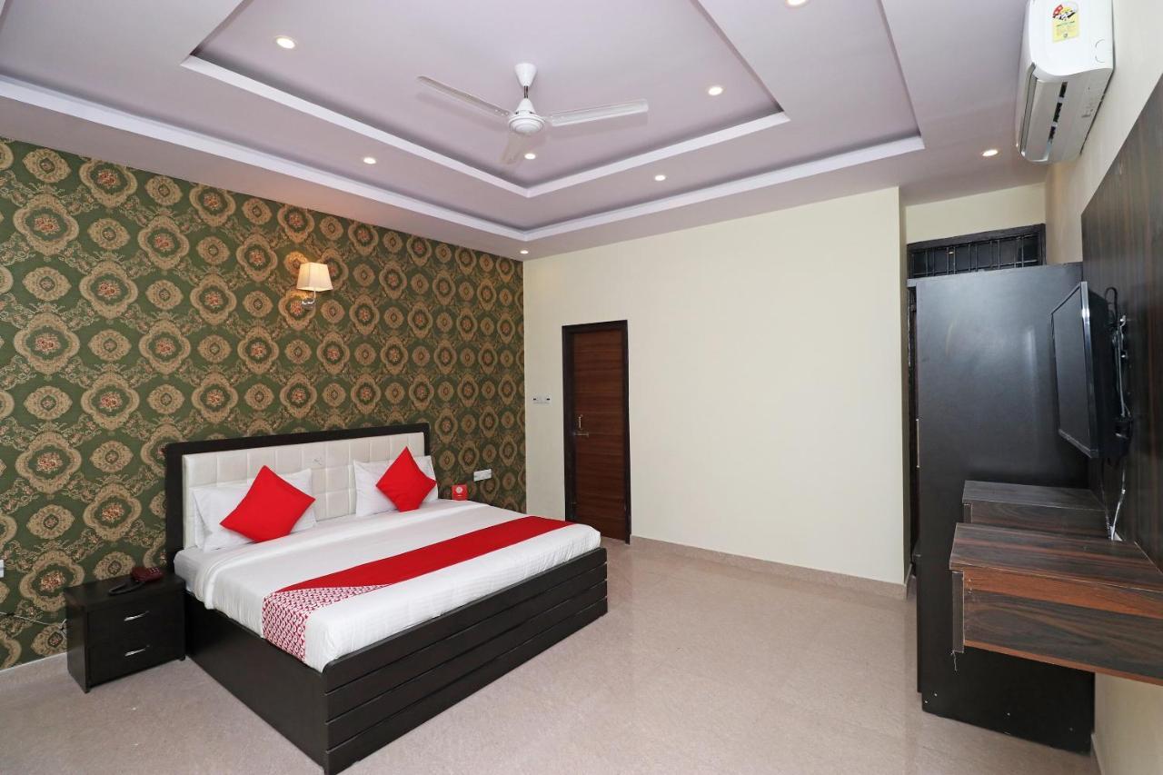 Capital O Hotel Royal Inn Near Gomti Riverfront Park Lucknow Eksteriør bilde